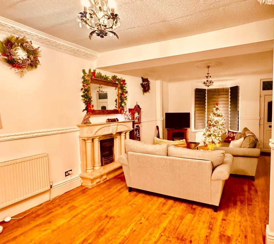 Luxury 5-Bed Home in Nicholson, Close to Sheffield City Centre, BBQ, Parking & Wi-Fi, Sleeps 10 House in Sheffield