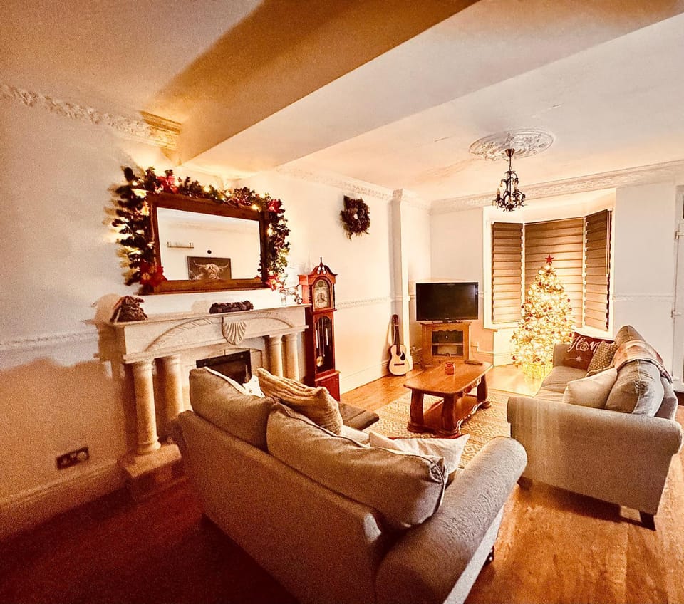 Luxury 5-Bed Home in Nicholson, Close to Sheffield City Centre, BBQ, Parking & Wi-Fi, Sleeps 10 House in Sheffield