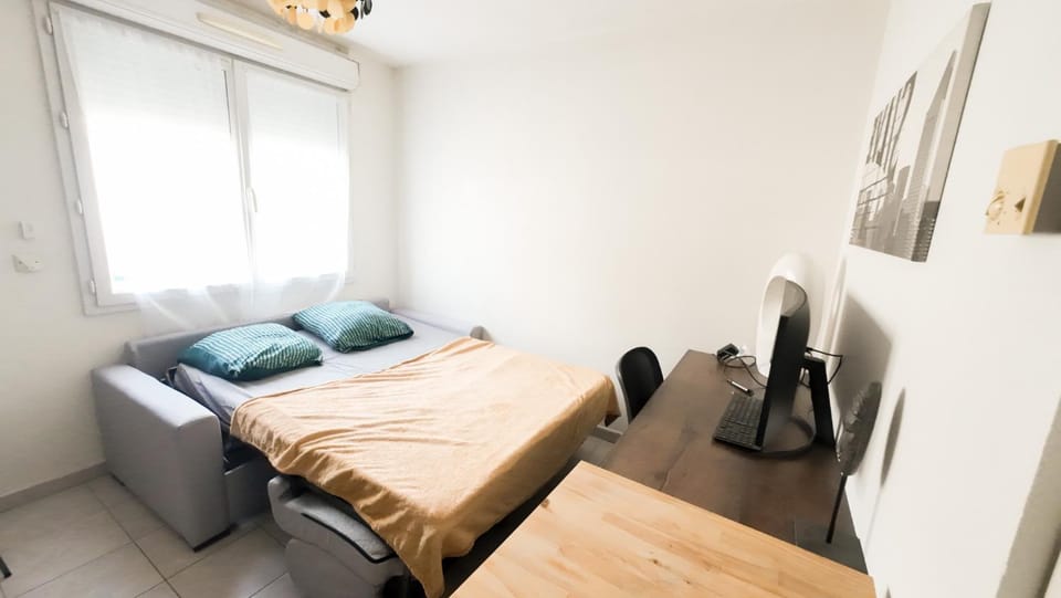 Bed, Seating area