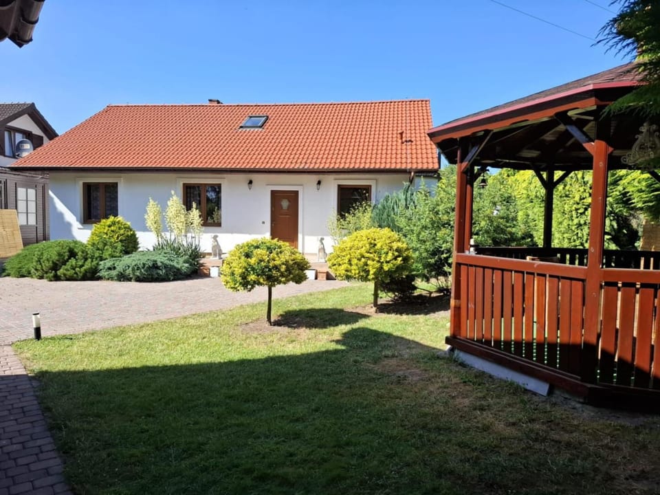Biały Domek dla 8 osób oraz Domek Sternika dla 4 osób - jezioro, las, wiejski klimat House in Greater Poland Voivodeship