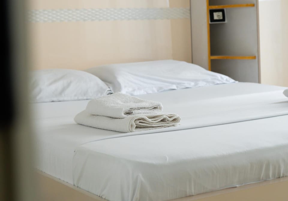 Bed, towels