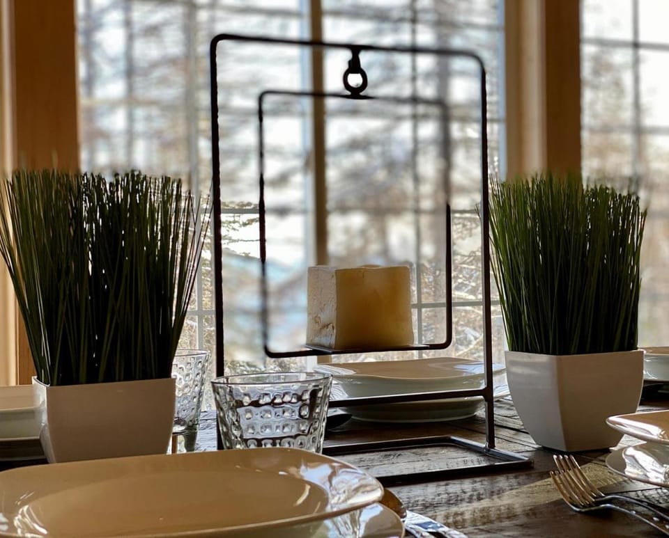 High-altitude Hideaway: Large Rental on Schweitzer Mountain with Views and Hot Tub House in Idaho