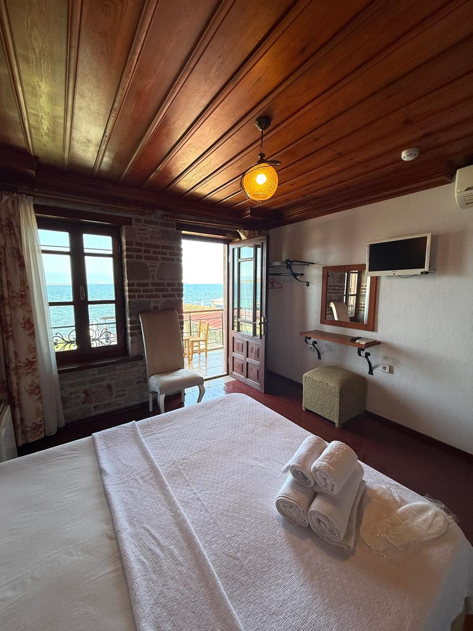 Bed, Natural landscape, TV and multimedia, Photo of the whole room, Bedroom, towels