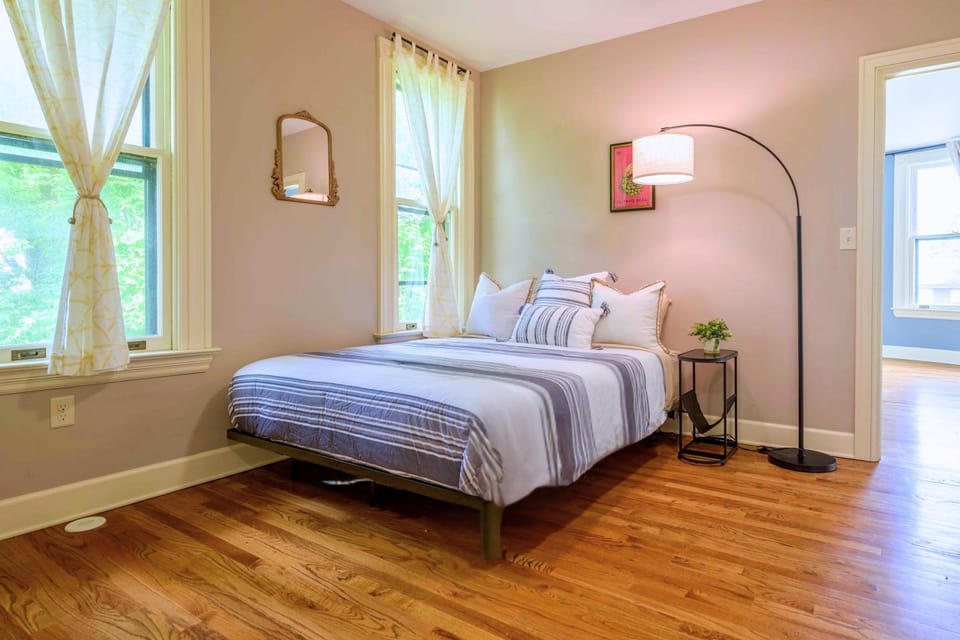 Bed, Photo of the whole room, Bedroom