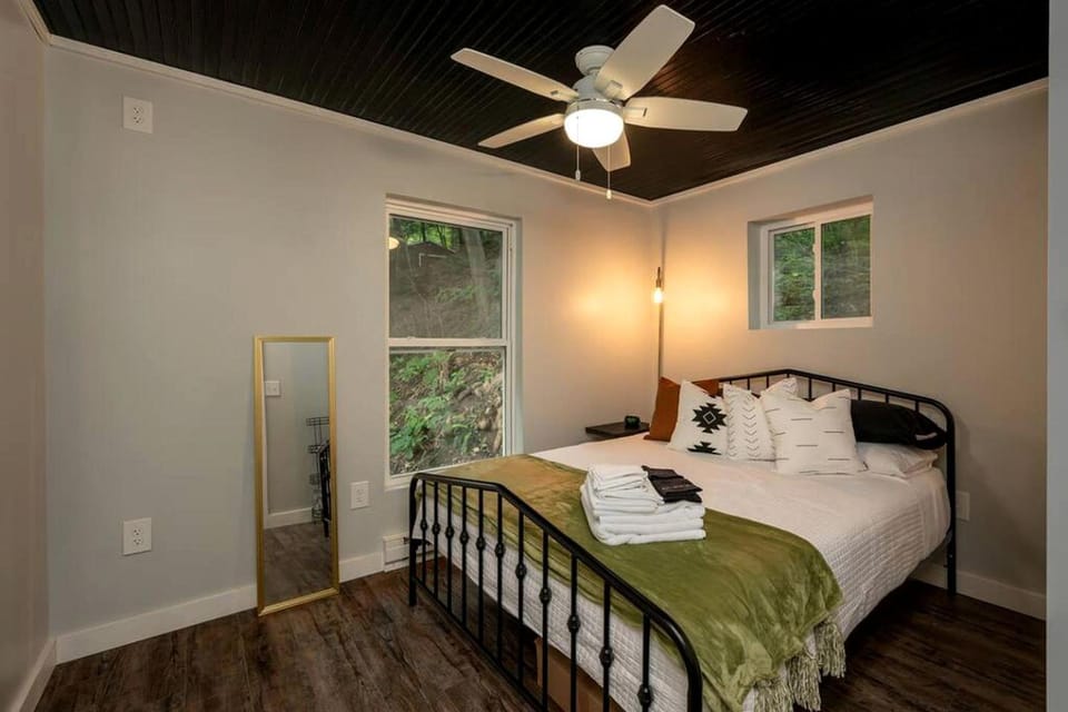Scenic Retreat: Riverfront Cabin with Large Deck and Fire Pit in Emlenton, Pennsylvania Cabin in Allegheny River