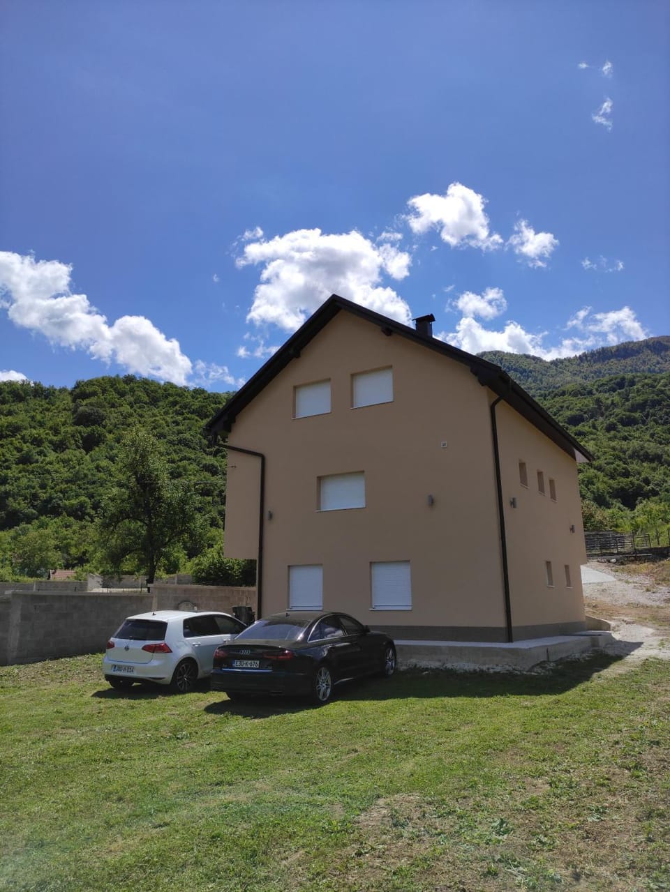 Property building, Day, Natural landscape, Mountain view, Parking