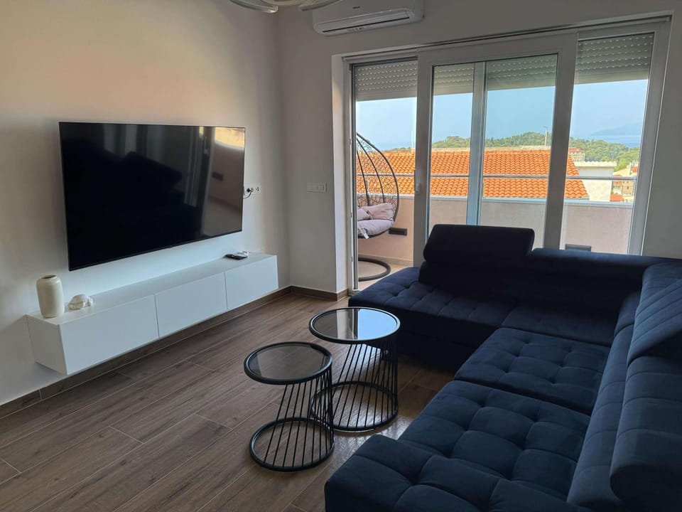 TV and multimedia, Living room, Seating area, Evening entertainment