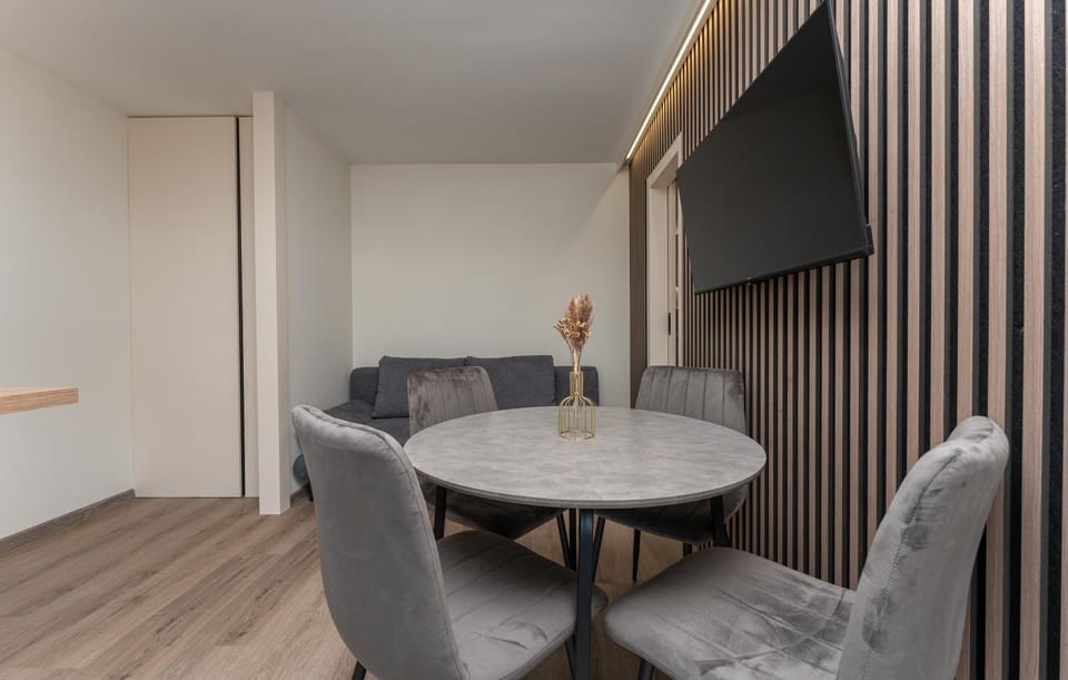 Communal lounge/ TV room, Dining area, Evening entertainment