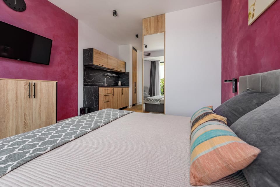 Bed, TV and multimedia, Kitchen or kitchenette, Photo of the whole room, Bedroom