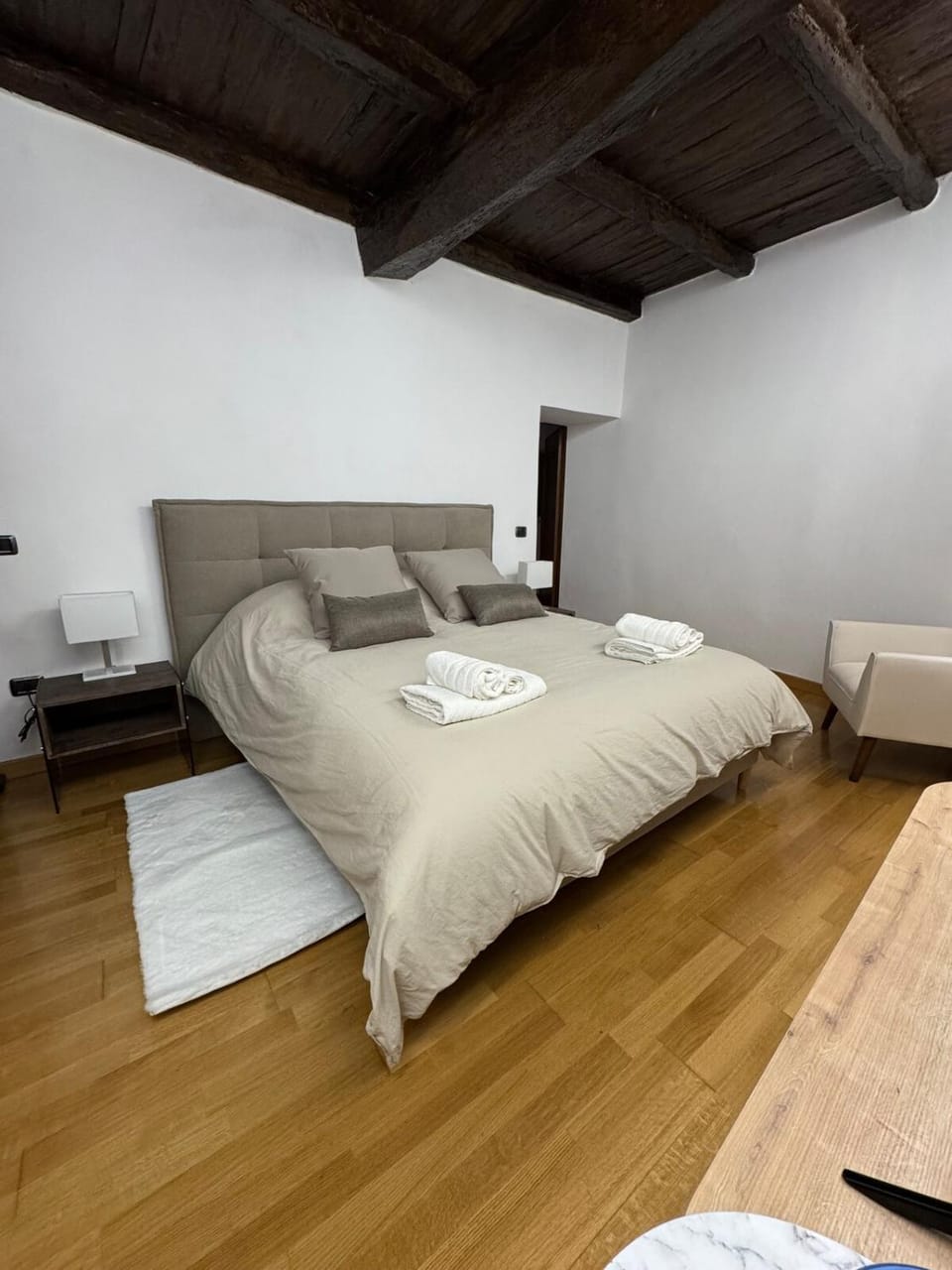 Bed, Winter, Photo of the whole room, Bedroom, towels
