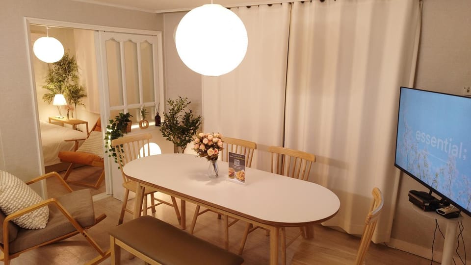 TV and multimedia, Living room, Seating area, Dining area