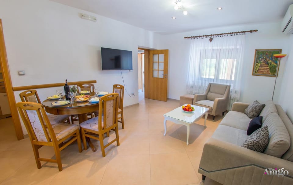 TV and multimedia, Living room, Seating area, Dining area