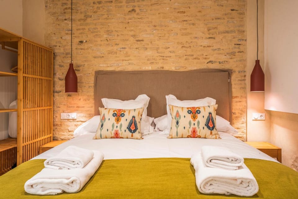 Bed, Bedroom, towels