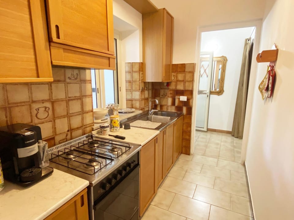 Coffee/tea facilities, Kitchen or kitchenette, oven, stove