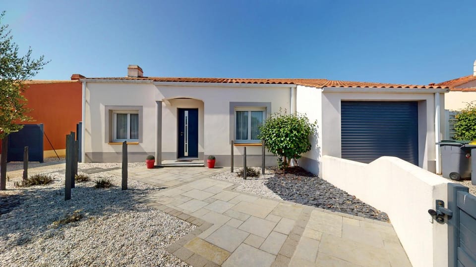 Property building, Facade/entrance, Off site