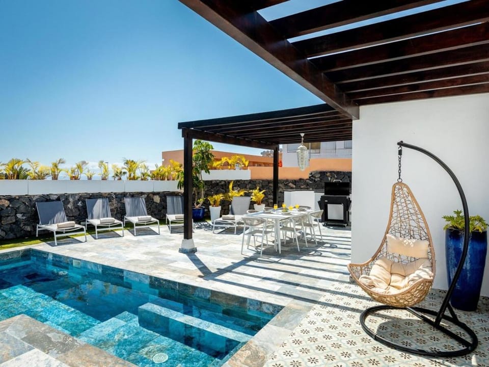 Day, Pool view, Swimming pool, sunbed