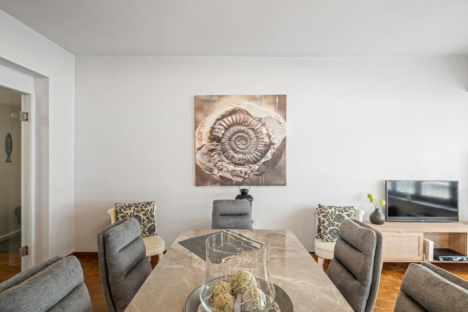 TV and multimedia, Living room, Seating area, Dining area