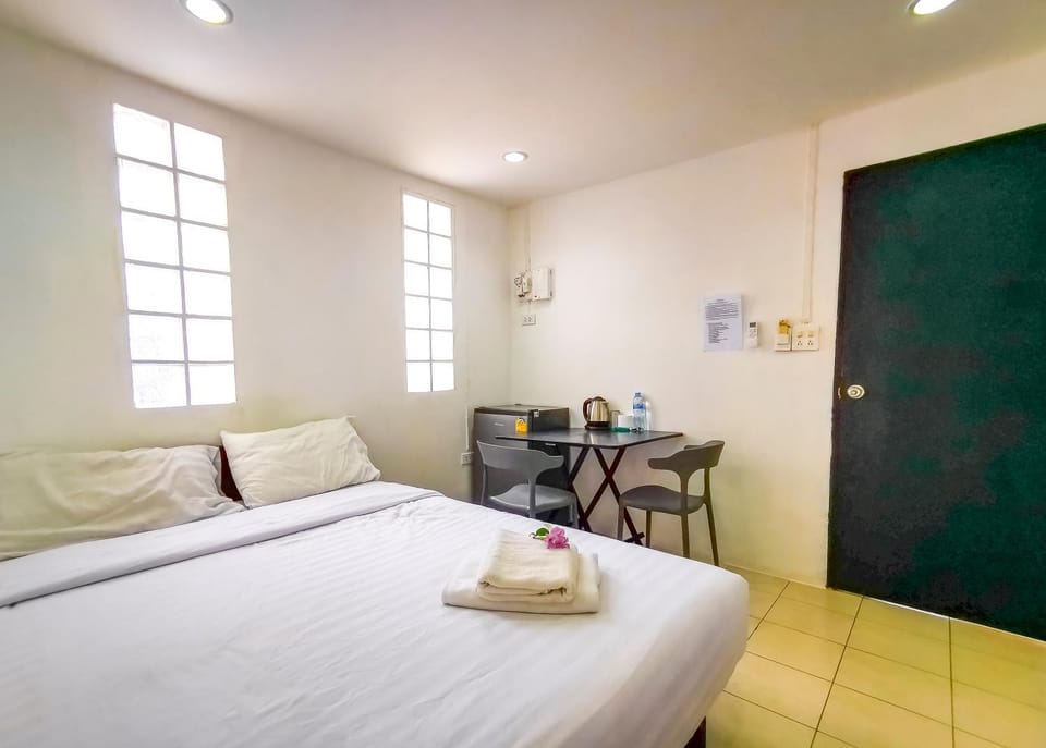 Photo of the whole room, Dining area, Bedroom, hair dresser, towels
