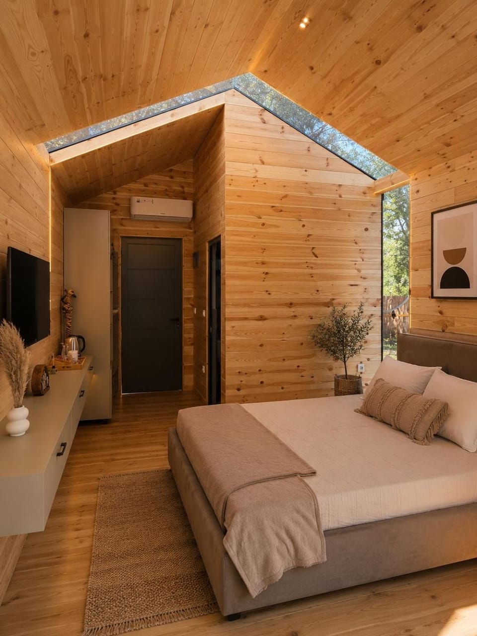 Bed, TV and multimedia, Photo of the whole room, Bedroom