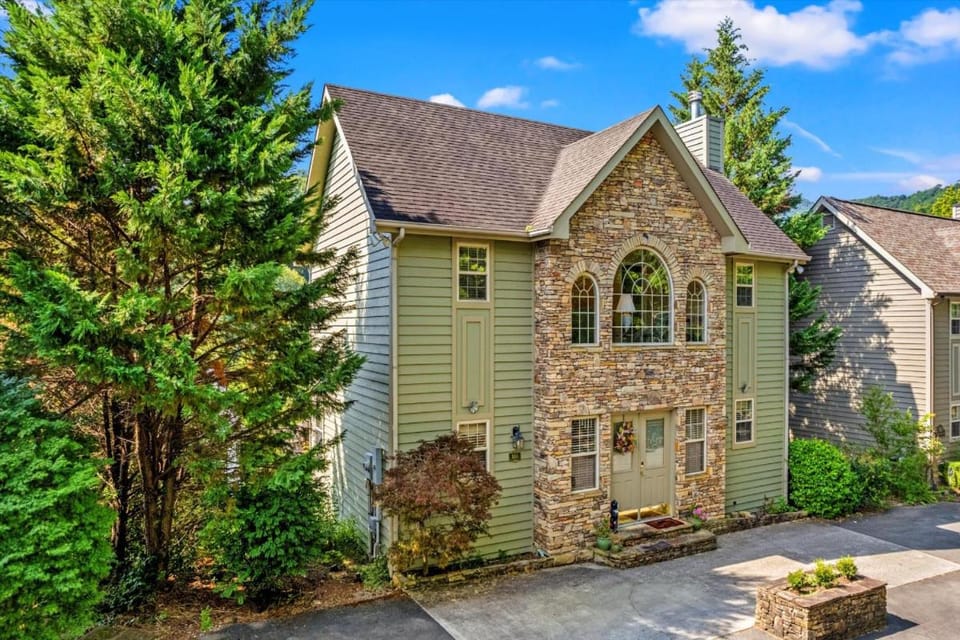 Mountains 4 Miles By Avada Properties House in Gatlinburg
