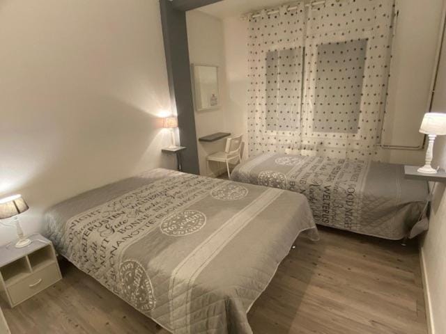 Photo of the whole room, Bedroom
