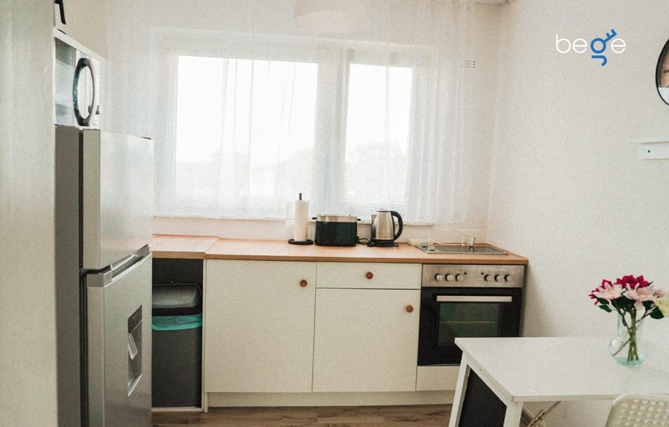 Coffee/tea facilities, Kitchen or kitchenette, Dining area, oven, stove