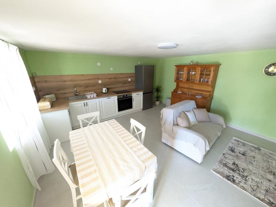 Seating area, Dining area, kitchen