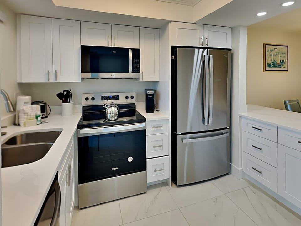 Kitchen or kitchenette, microwave, oven, stove