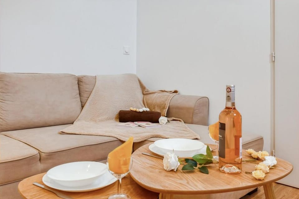 Living room, Food and drinks, Seating area, Dining area, Food, Drinks