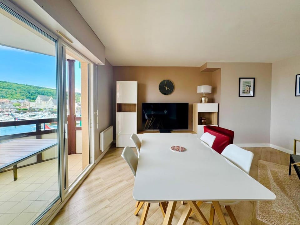 The Maritime Escape F3 Port & Historic Center Apartment in Cabourg