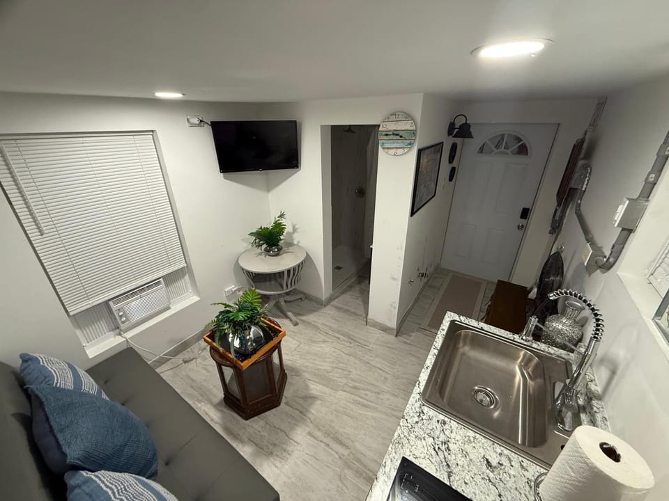 Seabreeze Tiny Cottage Apartment in Hypoluxo