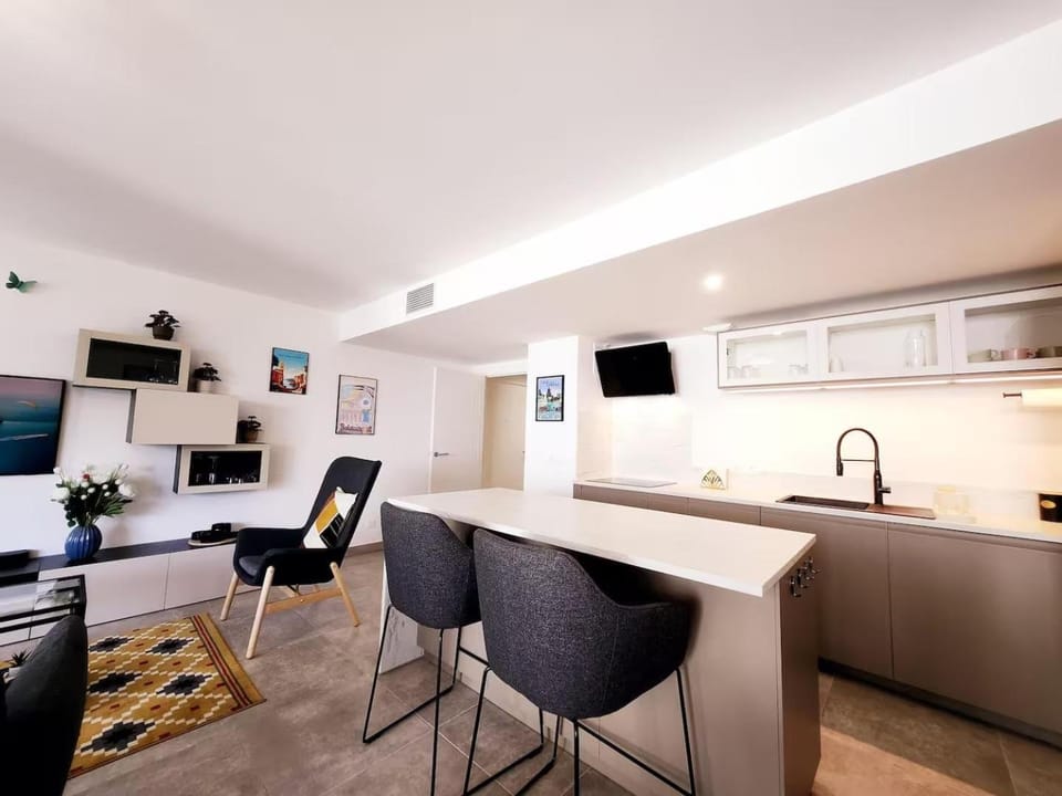 Kitchen or kitchenette, Dining area
