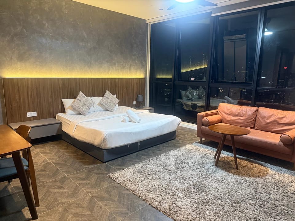 Bed, Photo of the whole room, Seating area, Bedroom