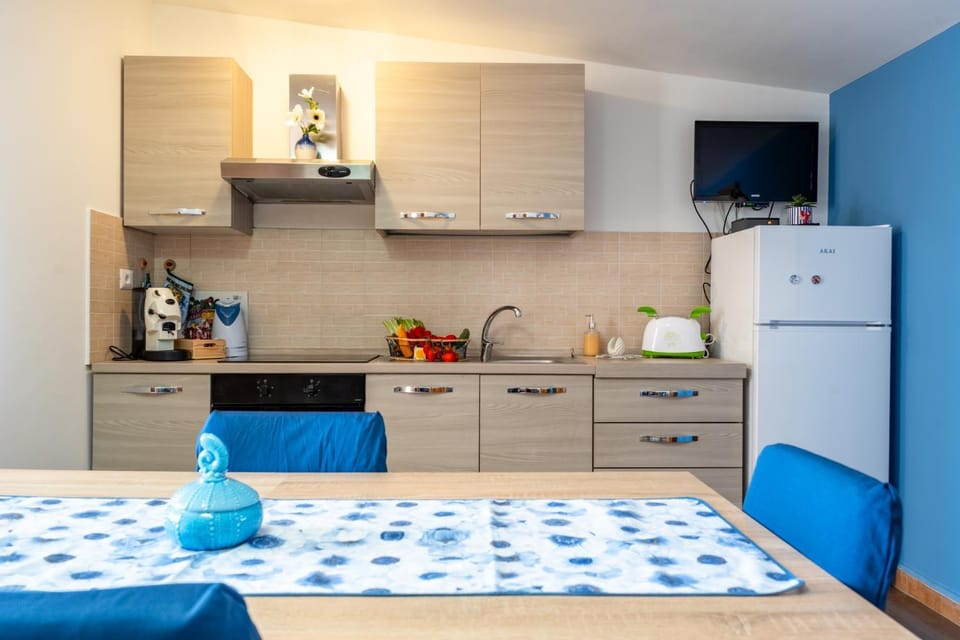 Kitchen or kitchenette, Dining area, oven, stove