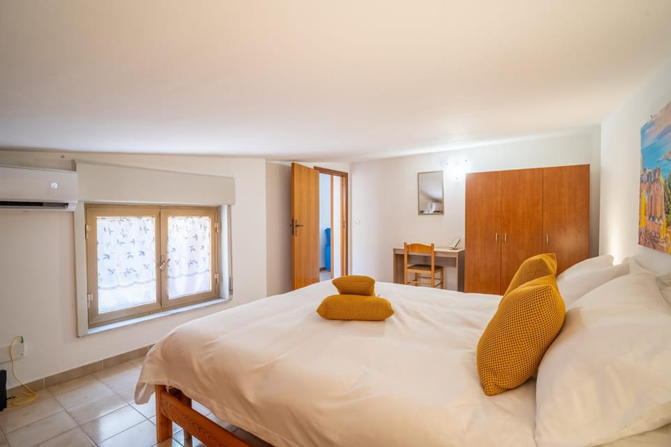 Bed, Photo of the whole room, Bedroom, wardrobe