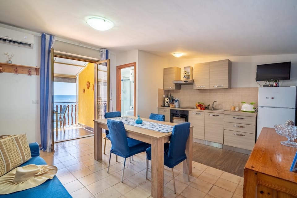 Kitchen or kitchenette, Dining area, oven, stove