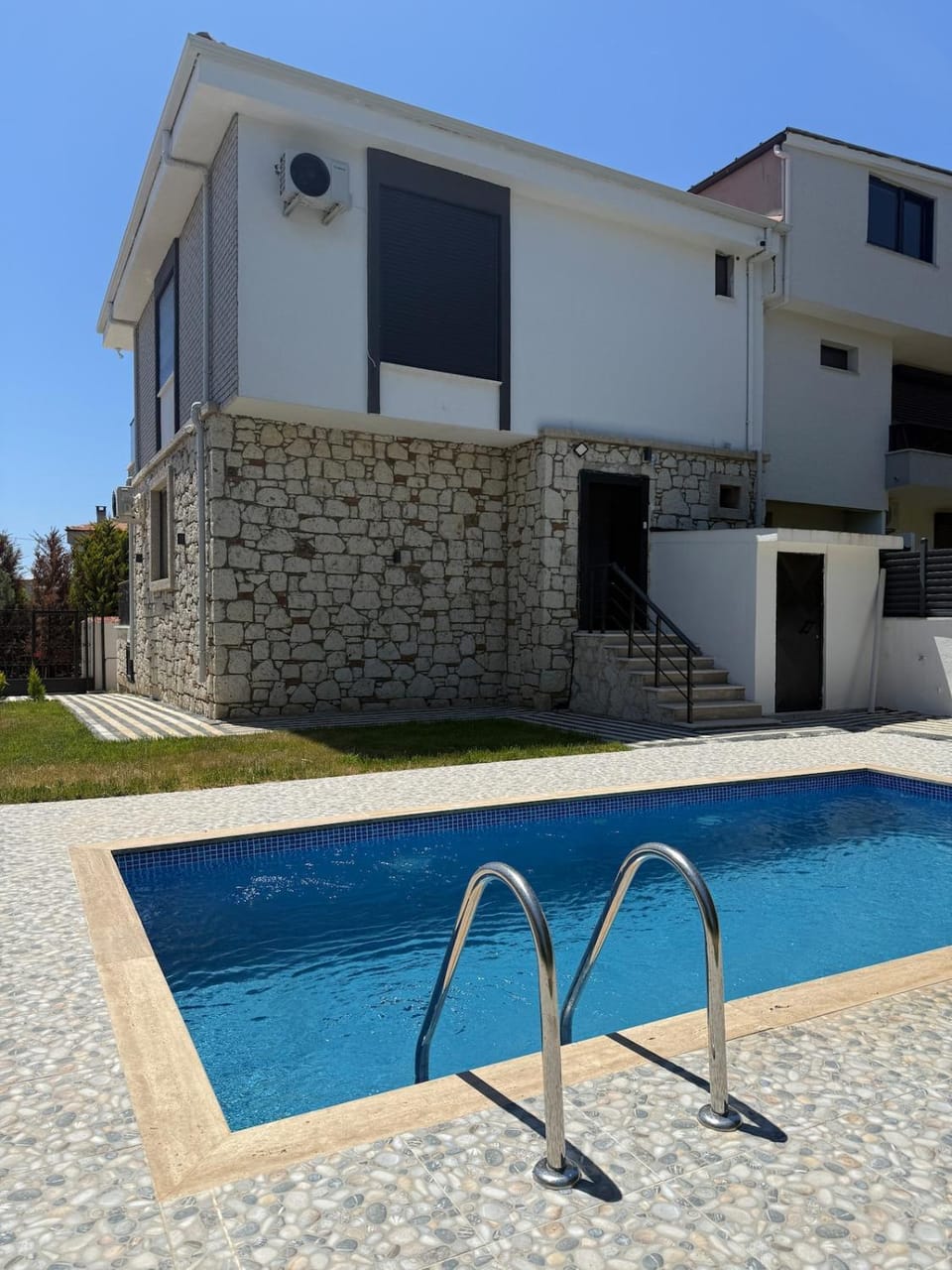 Property building, Day, Pool view, Swimming pool