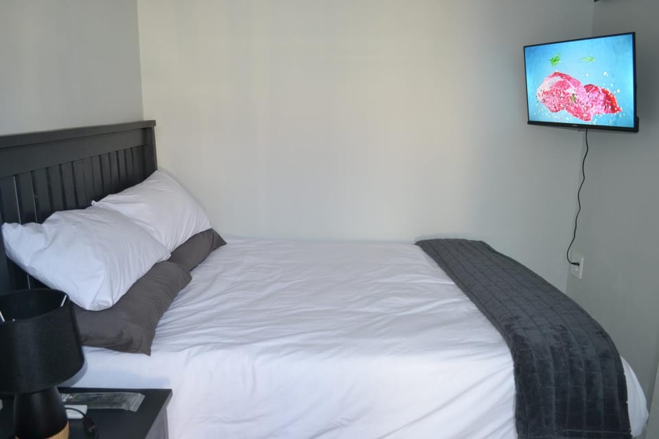Bed, TV and multimedia, Bedroom