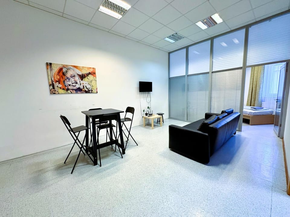 Communal lounge/ TV room, Bed, TV and multimedia, Living room, Seating area, Dining area, internet