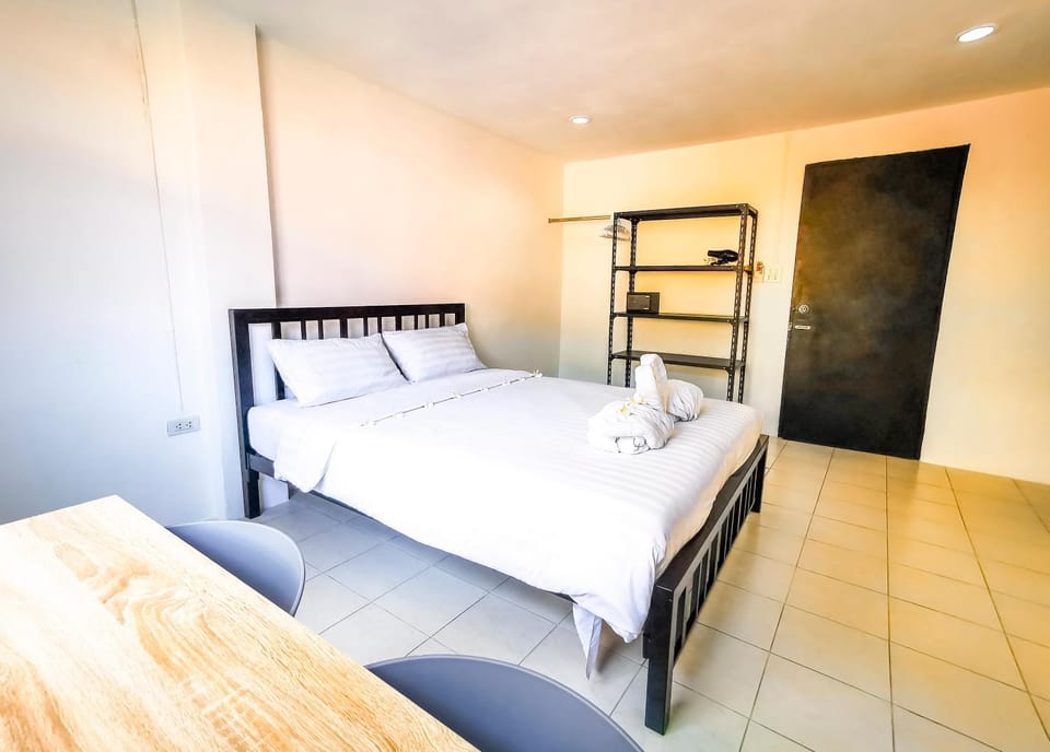 Photo of the whole room, towels, wardrobe
