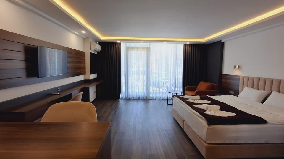 Bed, TV and multimedia, Seating area, Bedroom