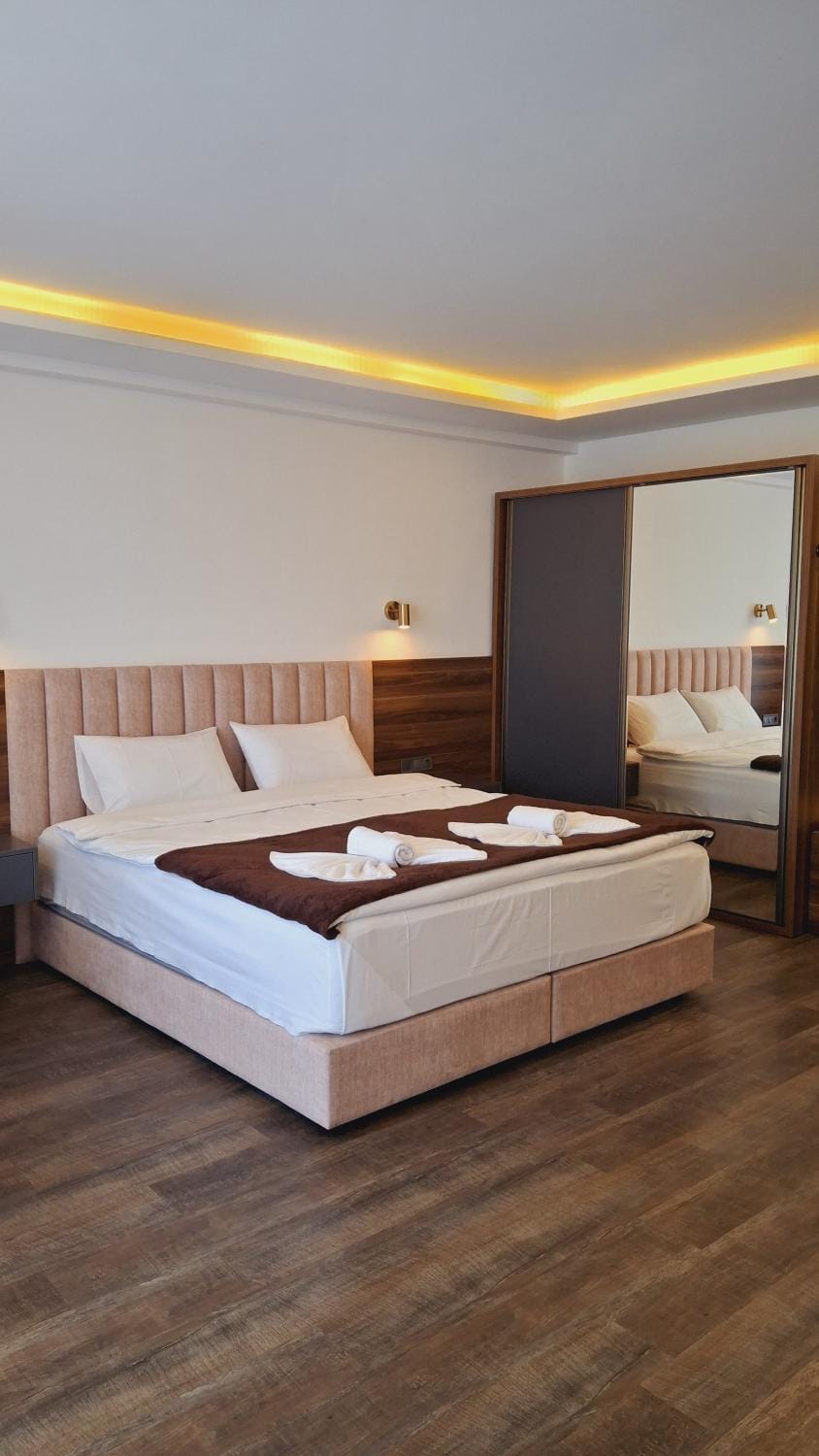 Bed, Photo of the whole room, Bedroom, towels