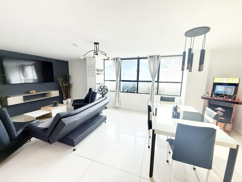 Communal lounge/ TV room, TV and multimedia, Living room, Seating area, Dining area