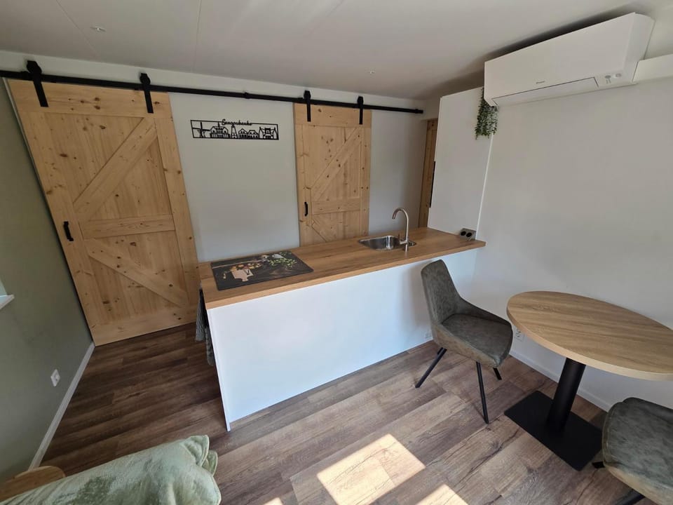 Kitchen or kitchenette, Dining area