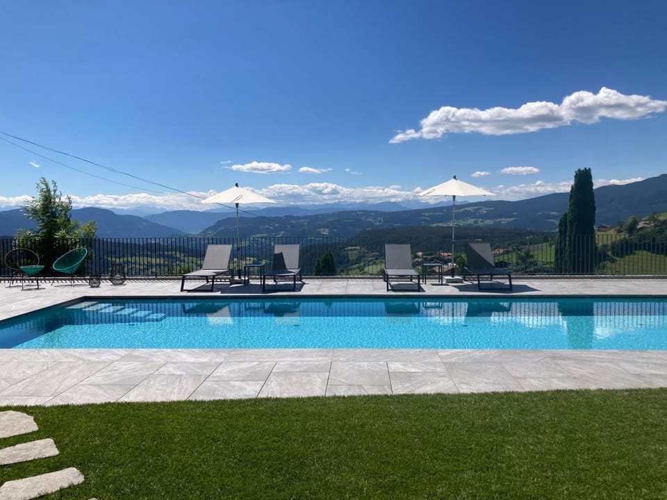 Swimming pool, Location
