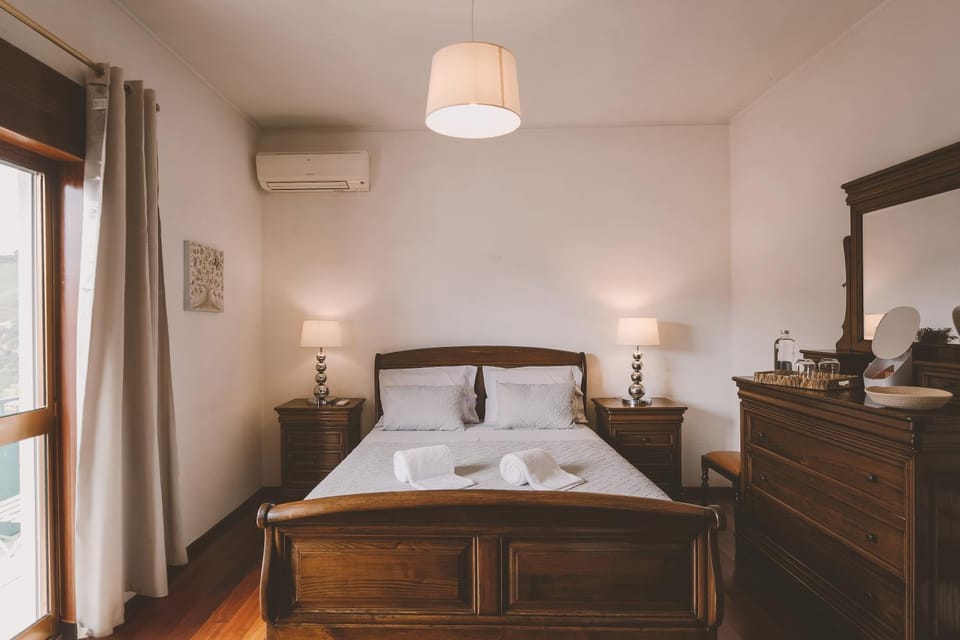 Bed, View (from property/room), Balcony/Terrace, Bedroom, Landmark view, River view, internet, towels, air conditioner