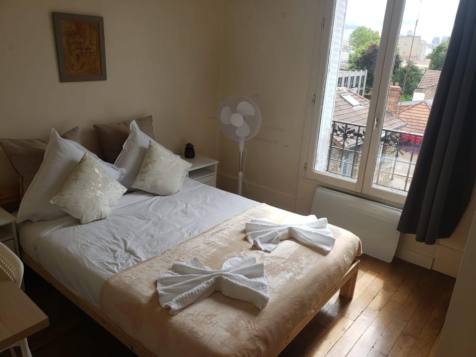 Property building, Bed, Night, Bedroom