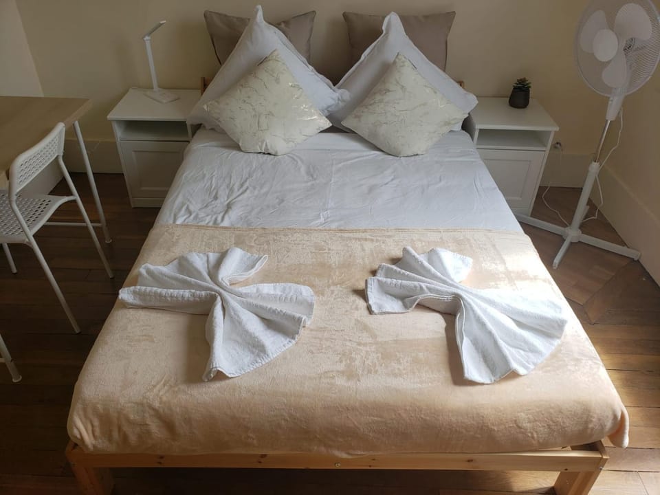 Property building, Bed, Photo of the whole room, Bedroom