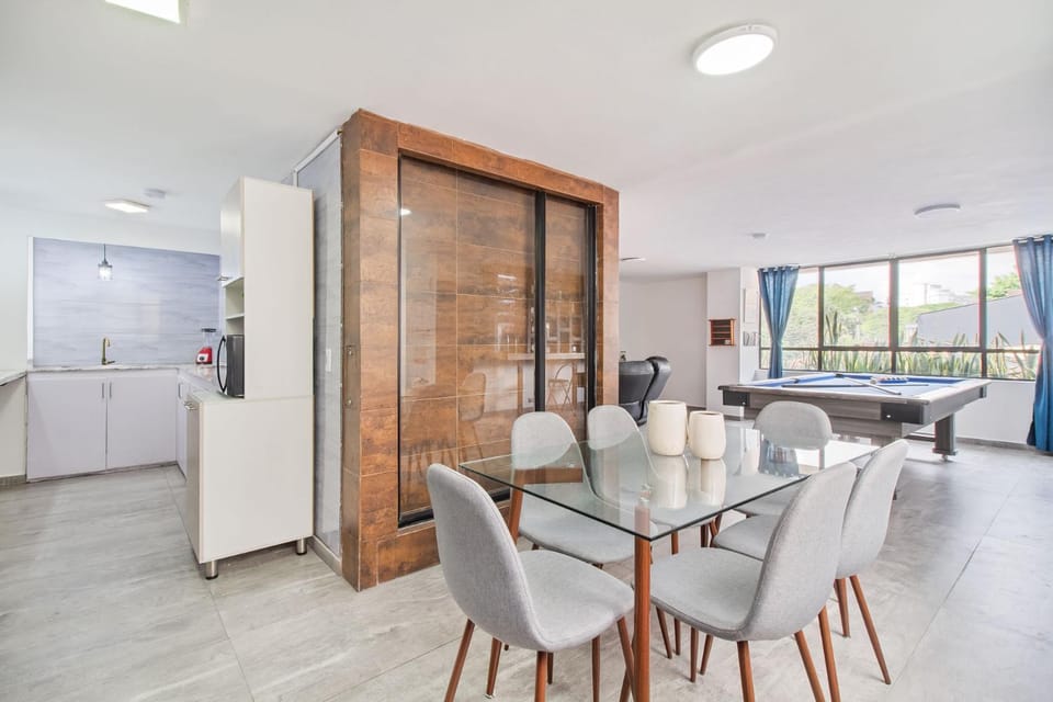 Kitchen or kitchenette, Living room, Seating area, Dining area
