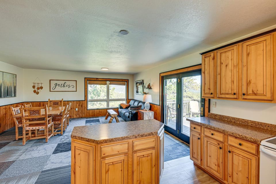 3 Mi to Dtwn: Mtn-View Retreat in Hot Springs! House in Black Hills